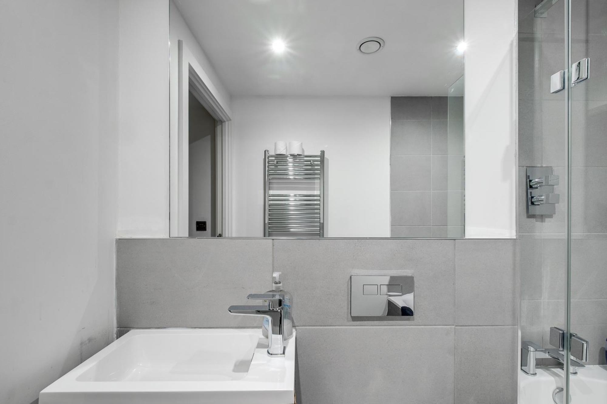 Florence Street Apartment *